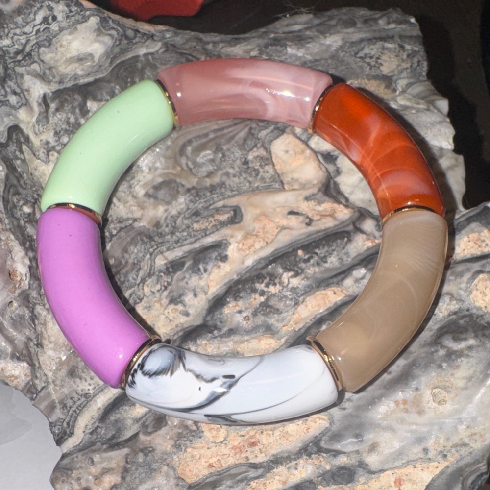 6/$25 -- Pomina Multicolor Resin Stretch Bracelet. (BJ111)